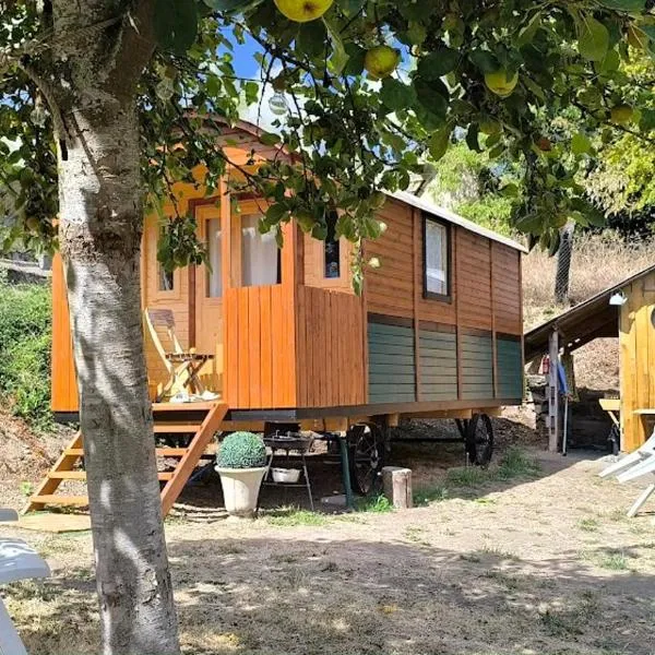 La Roulotte Cacahuète, хотел в Pont-d'Ouilly