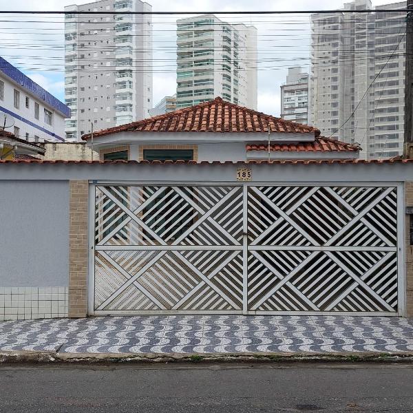 Casa com piscina ao lado do mar