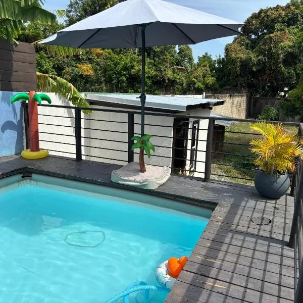 Private 1-Bedroom Villa with Pool & View in Kingston, hotell i Kingston
