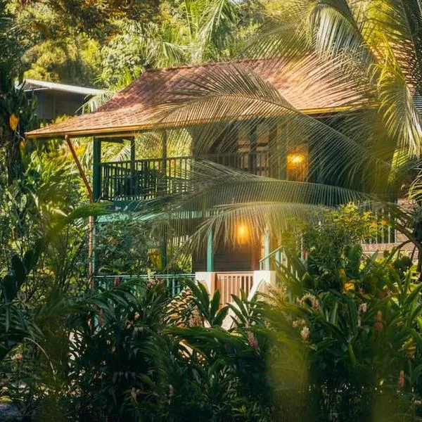 Casa de Mono Tropical Garden Retreat, Near Ocean, hotel in Big Creek