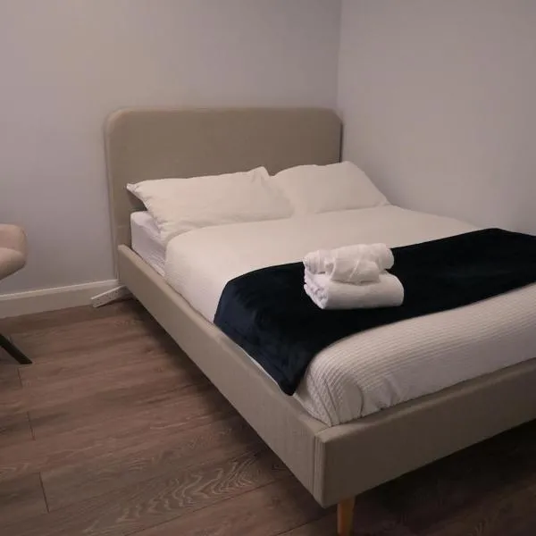 Two Bedroom Apartment near Gatwick Airport, hotel v destinaci Horley