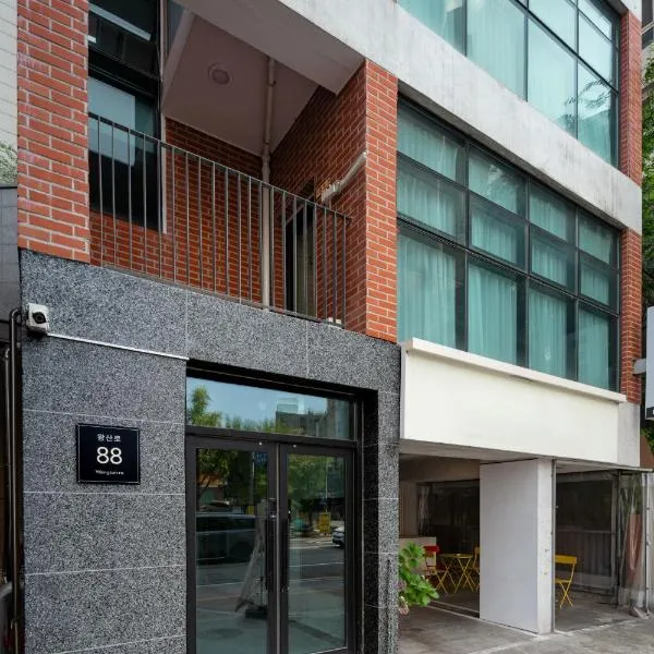 88 by James, hotel v Soule