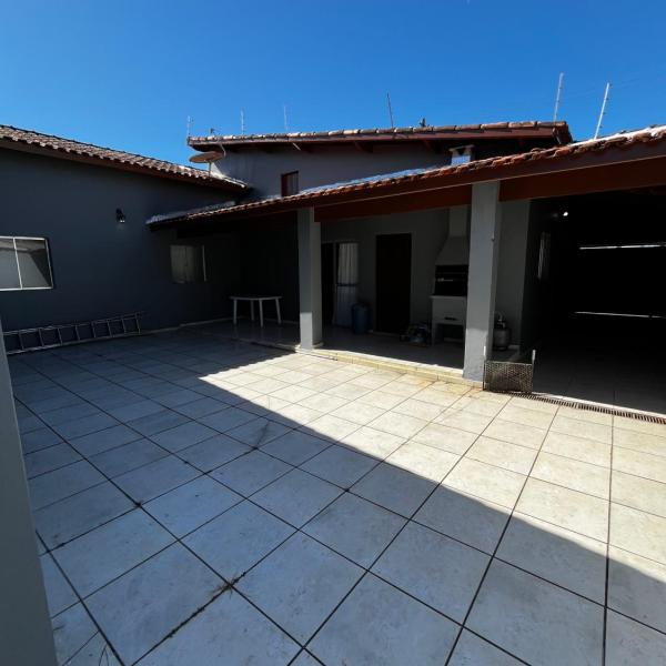 Casa confortável de 4 suítes a 400m da praia