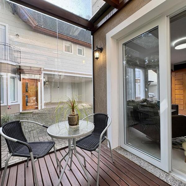 Charmosa casa de 3 suítes com Deck e Vista verde! - Foto 4