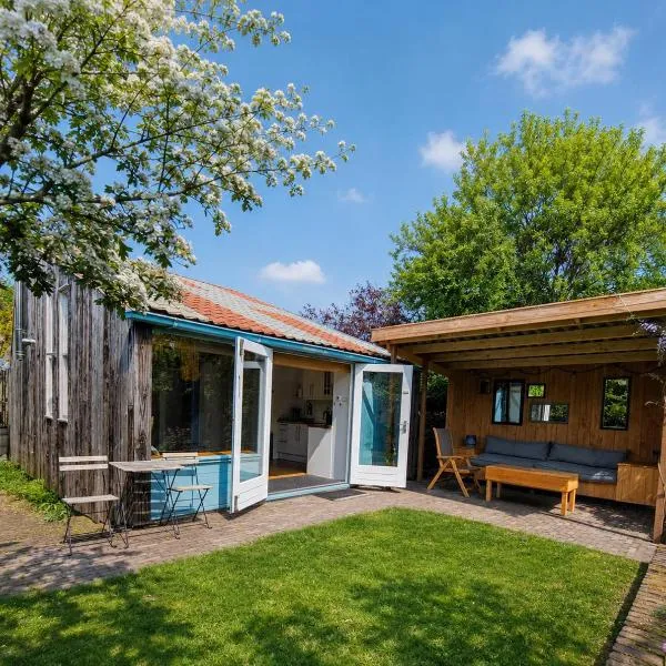 Chalet with sauna close to the sea, hotel v destinaci Noordwijk aan Zee
