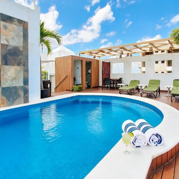 Boutique 1BR 2BR Suites, Sleeps 2-8, Pool Terrace, Beach & 5th Ave 10 Min ADO 15 Min Kitchen WiFi AC, хотел в Плая дел Кармен