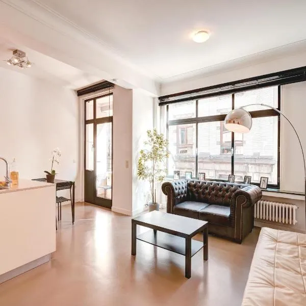 Family Retreat with Balcony in Meir, hotel a Anvers