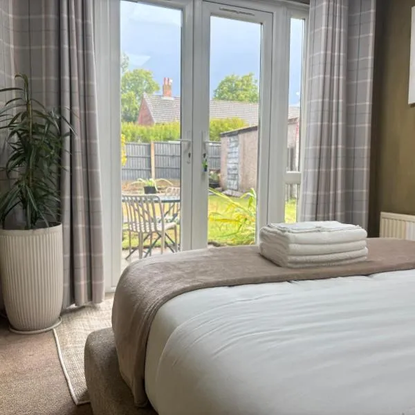 2BR Spacious comfy flat, Parking, South Manchester: Wythenshawe şehrinde bir otel
