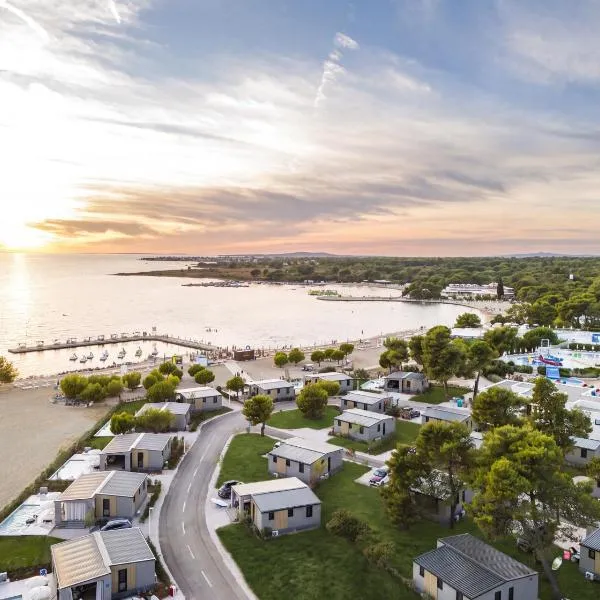 Zaton Holiday Resort Premium Glamping Villas, hotel u gradu Zaton