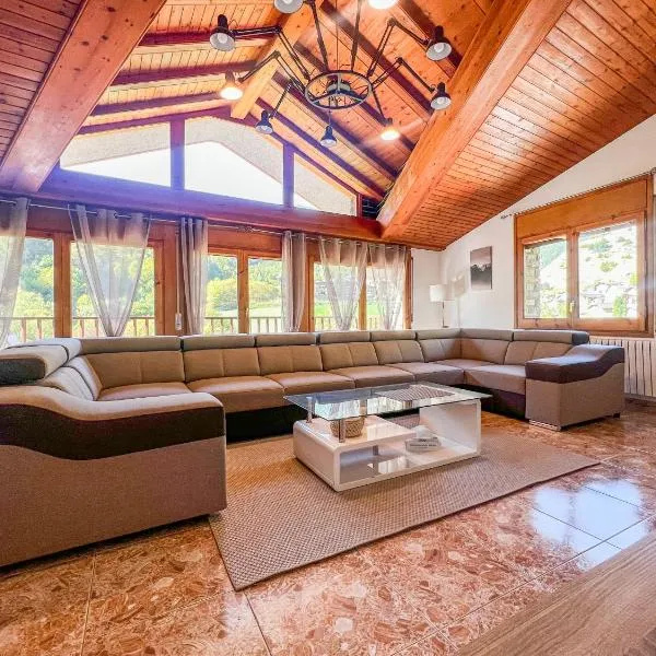 Barthe Holidays I Gran apartamento en el pueblo de Pal 8PAX I Terraza, Vistas al valle, Ideal para familias o grupo, Pet friendly I Rider, hotel en Pal