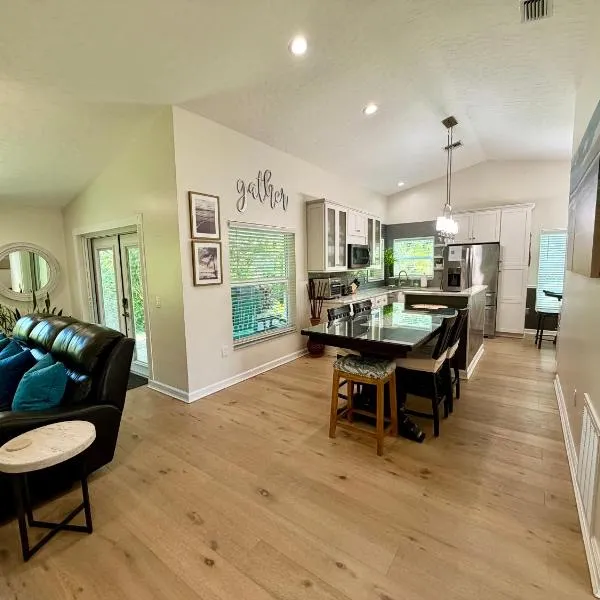 Near KSC - Peaceful Spacious Home for 6 - Fully Stocked Kitchen and Coffee Bar, Hotel in Titusville