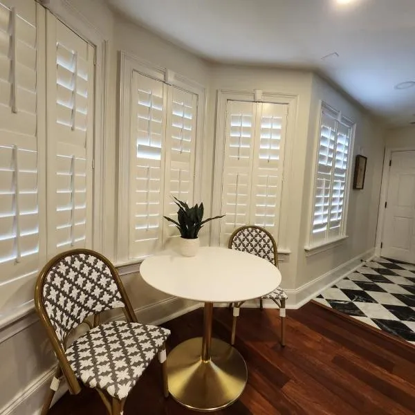 Hamilton Carriage B - Centrally Located, Courtyard, hotel a Savannah