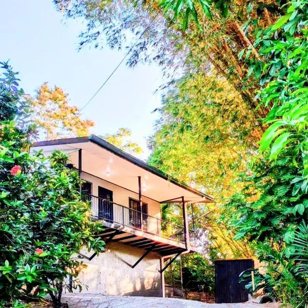 Casa Emma Quepos - Tropical & Private Getaway Near Manuel Antonio National Park, hotel en Quepos