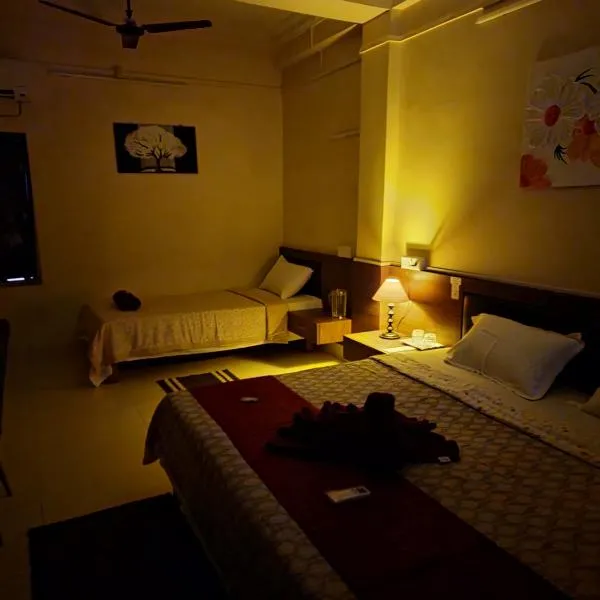 Hotel Roy's, hotel em Shādipur