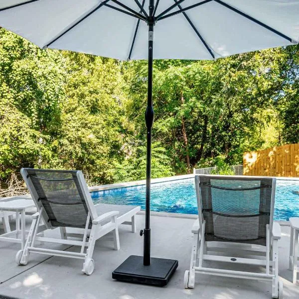 The Grove B Stylish Cottage - Walk to Main, hotel i Fredericksburg