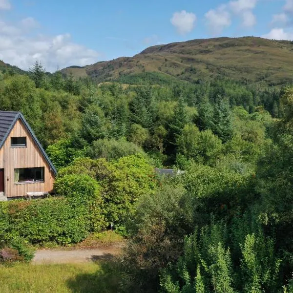 1 Bedroom Cabin with Loch & Mountain Views - Quiet Location between Glencoe & Ben Nevis, hotel in Corran