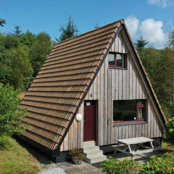 1 Bedroom Cabin with Mountain & Loch Views - Quiet Location between Glencoe & Ben Nevis, hotel in Corran
