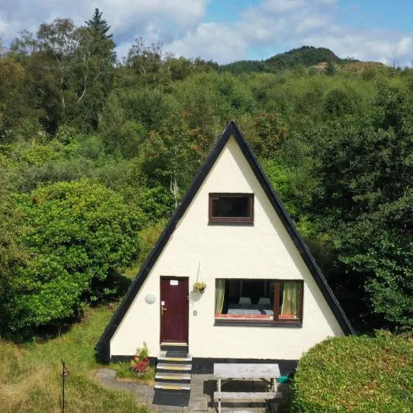 1 Bedroom Cabin with Mountain & Loch Views - Quiet Location between Glencoe & Ben Nevis, hotel in Corran