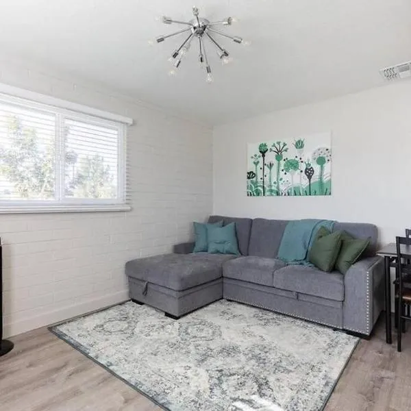 Spacious 2BR Condo, Steps to Downtown Gilbert, King Bed & Laundry, hotel sa Gilbert