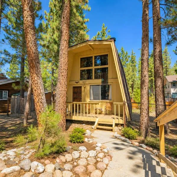 Fanciful Winter's Lake - Mix of old-world charm and modern-day gambrel style cabin!, hotel v destinaci Big Bear Lake