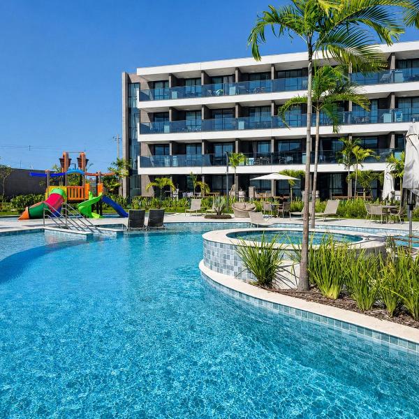 Piscinas, jacuzzi e localização próxima à praia