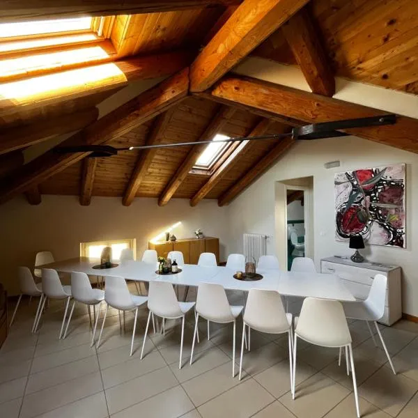 Casa Esclusiva con Terrazza Gruppo 24 Persone in 6 Appartamenti Monferrato Langhe Roero, hotel a Viarigi