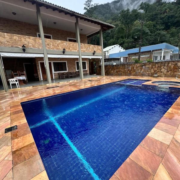 Casa com linda piscina, churrasqueira e forno pizza, 500m da praia de Barequeçaba