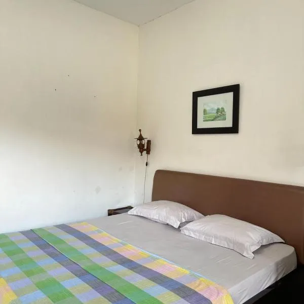 Enny's Guest House, Hotel in Malang
