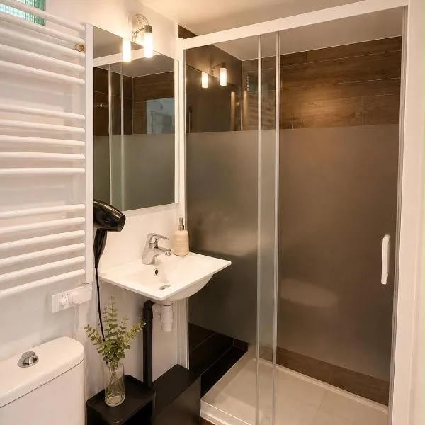 2 Bedroom, private bath plus Near Beach, Hotel in Nizza