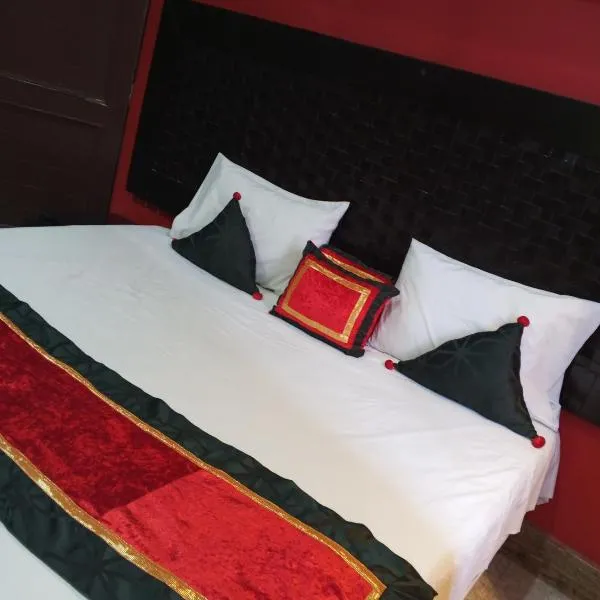 Fivee Hotel Model Town Multan, hotel en Multán