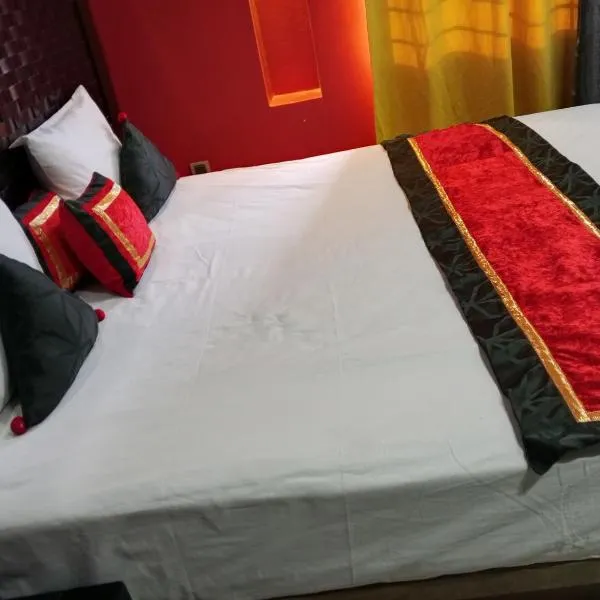 Fivee Hotel Model Town Multan, хотел в Мултан