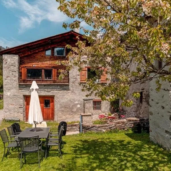 Sunny, rustical 5 room cottage in Valposchiavo, ξενοδοχείο σε Poschiavo