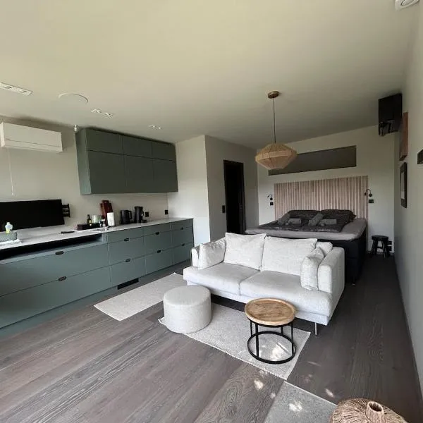 New & modern guest house 70 metres from the fjord, хотел в Vestby