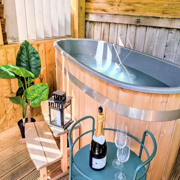 Bijou Coastal Apartment in Polperro With Hot Tub, Onsite Parking 5 min Downhill Walk To Village, hotel di Polperro