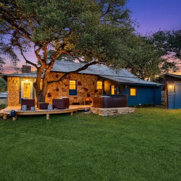존슨 시티에 위치한 호텔 Blue Haus with Hot Tub, Shuffleboard, EV Charger - Walk to Town & Wineries