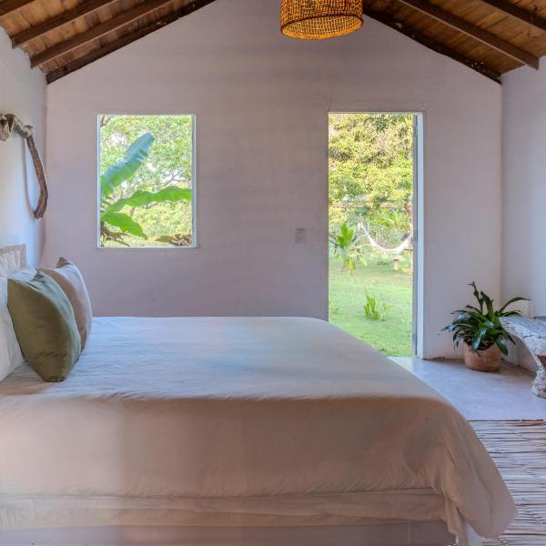 Casa de barro em fazenda regenerativa na Bahia
