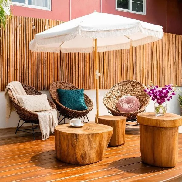 Quiet Mornings in Playa, King & 2BR Suites, Sleeps 2-8, Kitchen WiFi AC, Beach, 5th Ave, ADO & Ferry 4 Min: Playa del Carmen'de bir otel