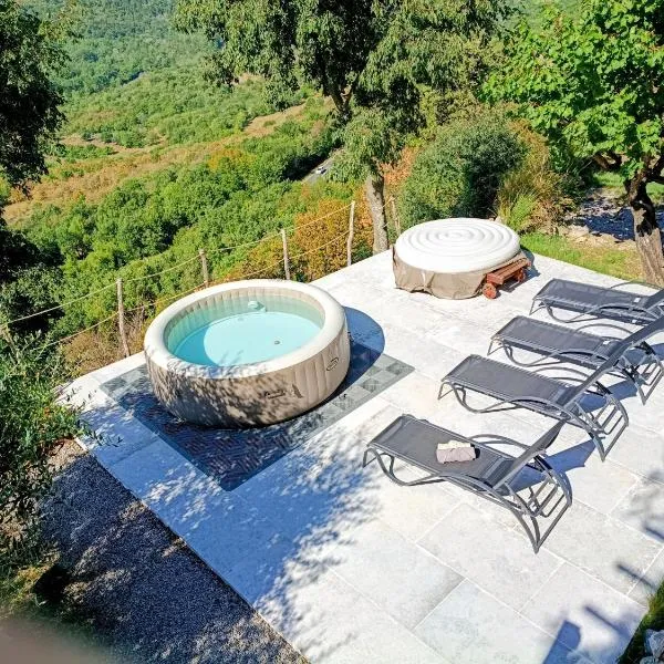 Appartman Casa Fermeglia with private jacuzzie and truffle hunting experience, hotel en Roč