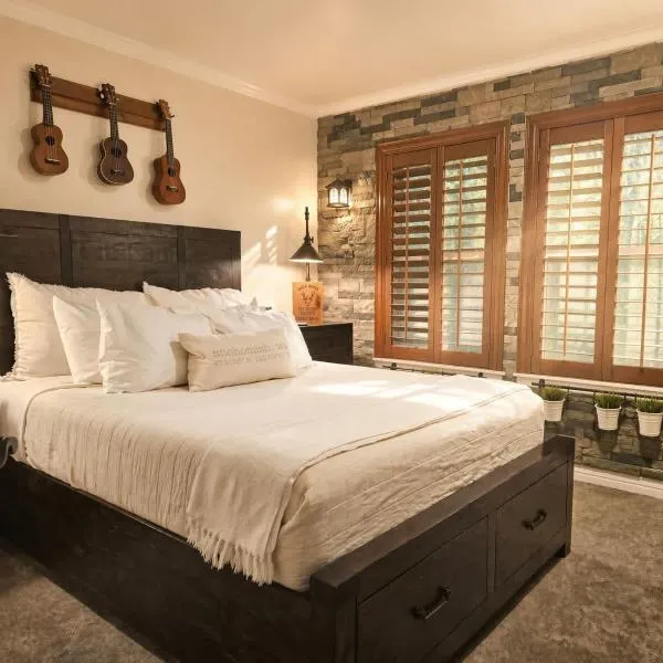 Private Bedroom Suite w Hot Tub and Arcade, hotel di Snohomish