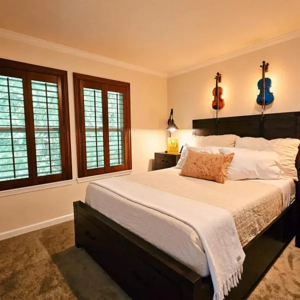Private Bedroom I Fox Den w Hot Tub and Arcade, hotel di Snohomish