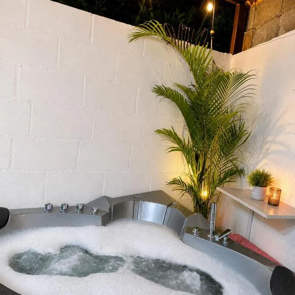Acogedora Casa Completa con jacuzzi privado, hotel em Quito