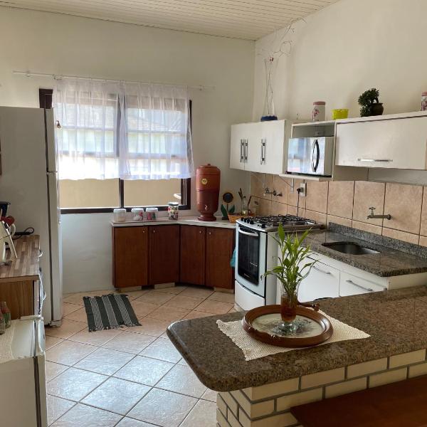 Casa Inteira a 100 m da Praia da Enseada em São Francisco do Sul com 2 Quartos para 6 Hóspedes Ar-Condicionado WiFi e Estacionamento - Foto 4