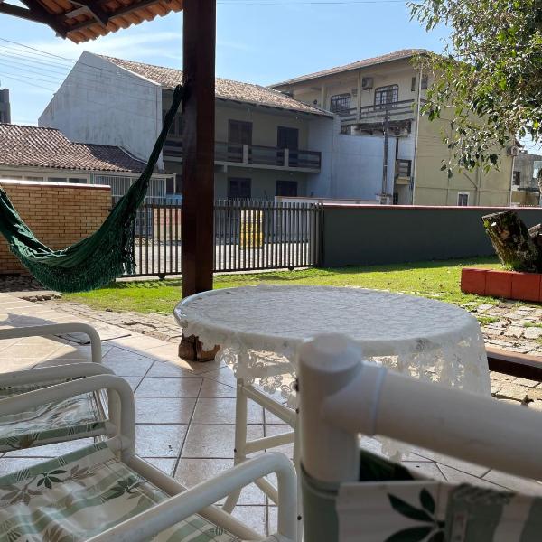 Casa Inteira a 100 m da Praia da Enseada em São Francisco do Sul com 2 Quartos para 6 Hóspedes Ar-Condicionado WiFi e Estacionamento - Foto 5