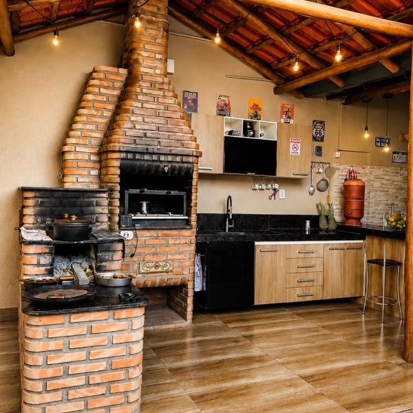 Casa com Deck, Rede e Fogão Lenha Perto do Centro