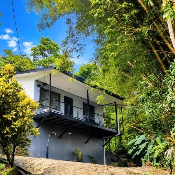 Casa Emma Quepos - Tropical & Private Getaway Near Manuel Antonio National Park, hotel in Quepos