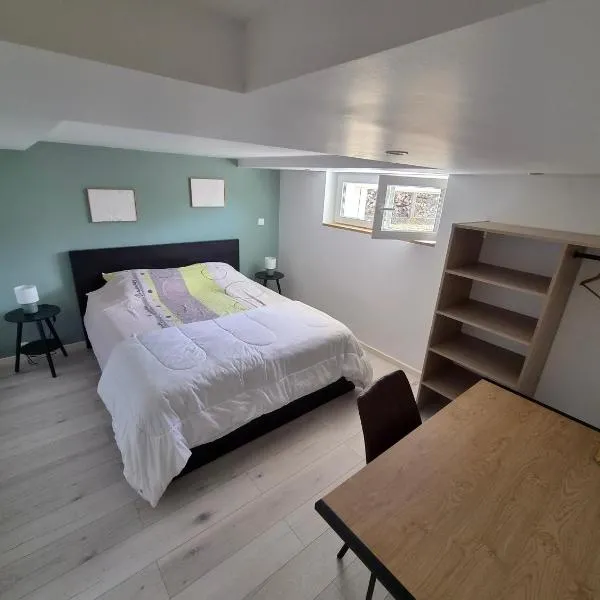 Chambre avec espace de vie climatisé & indépendant, khách sạn ở Tavaux