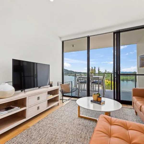 Luxurious Waterfront Unit with Breathtaking Views - Hosted by Canstay, hotel Kingston városában