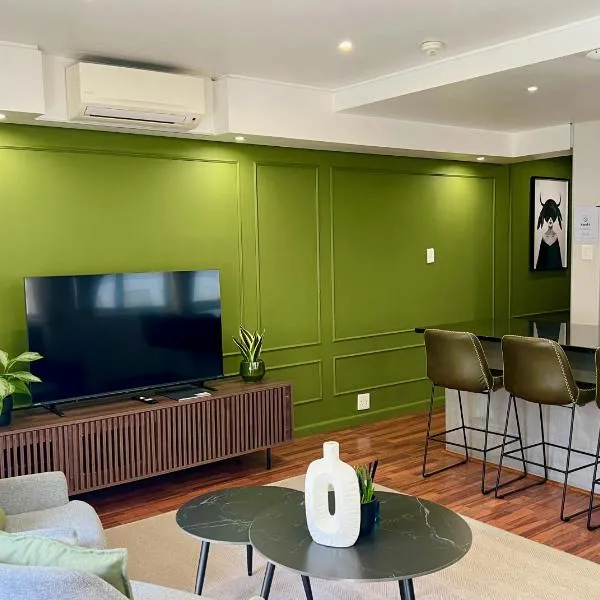 Large Corner Suite 1BR Near Bree St & CTICC, готель у Кейптауні