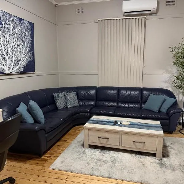Stylish House 8mins walk to Figtree Grove, отель в городе Figtree