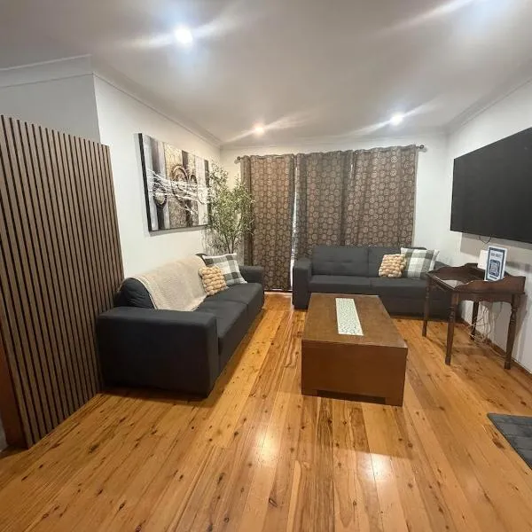 Modern 3BR Home Walk to UOW, hotel di Keiraville